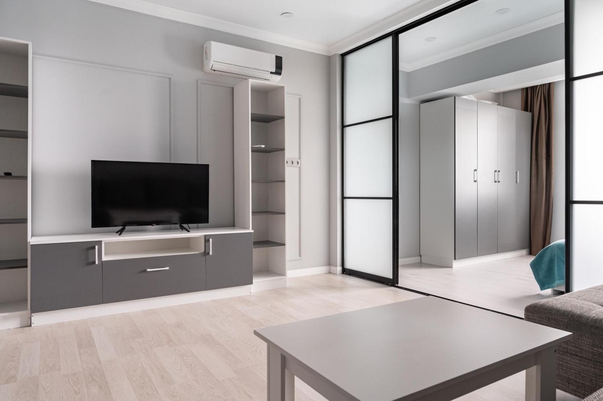 One Bedroom Apartment Next To Arbat In The Heart Of Almatý Exterior foto